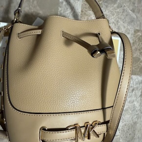 AUTHENTIC MK Stunning Crossbody Hobo in Color of the Season. GENUINE LEATHER! - Picture 7 of 9